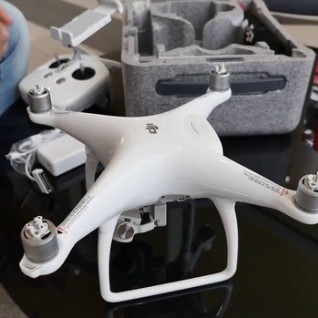 Квадрокоптер DJI Phantom 4